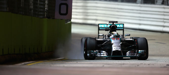 Lewis Hamilton triunfa y se hace con la pole en una igualada clasificación en Singapur