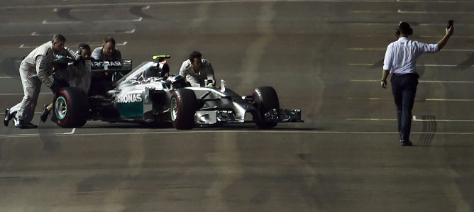 Una 'sustancia extraña' provocó la retirada de Nico Rosberg en Singapur