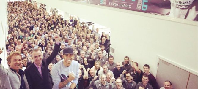 Mercedes celebra el Campeonato y ya trabaja en el coche del 2015