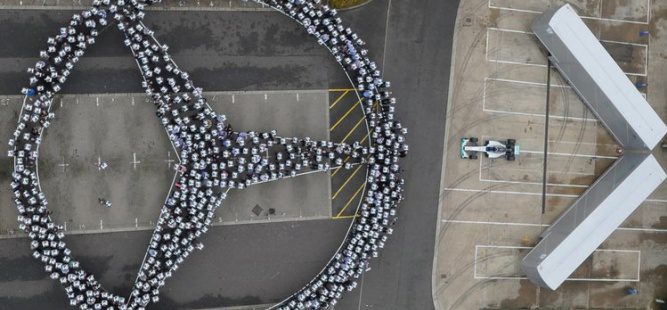 Mercedes celebra el Campeonato y ya trabaja en el coche del 2015