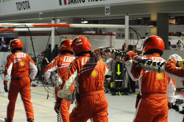 Ferrari deshecha el semáforo, vuelta a la "piruleta"