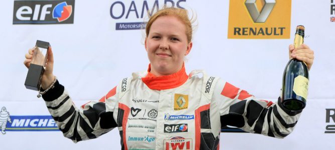 Alice Powell podría pilotar para Caterham en Abu Dabi