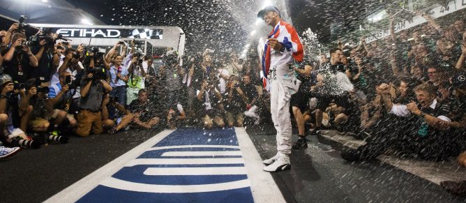 Lewis Hamilton quiere mantener el número 44 para la temporada 2015