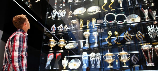 Roban más de sesenta trofeos de Red Bull en su sede de Milton Keynes