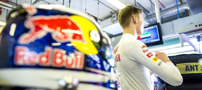 Daniil Kvyat recoge contento su premio al Mejor Debutante del Año 2014