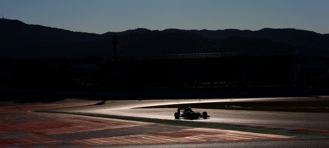 Alineación de los pilotos participantes en la última ronda de test en Barcelona 2015