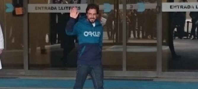 Fernando Alonso sale del Hospital General de Catalunya. No estará en los test