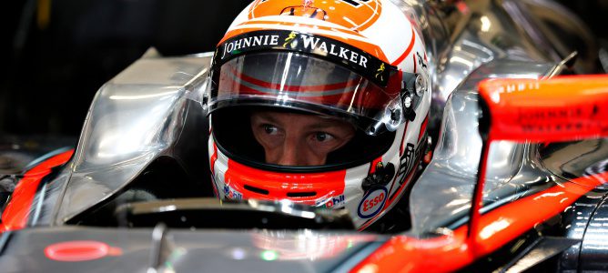 Un fallo hidráulico deja a McLaren prácticamente sin rodar