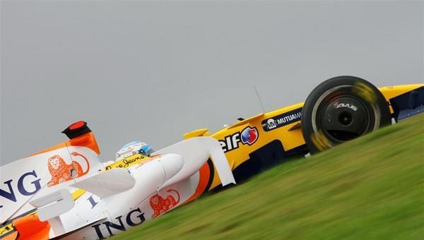 Alonso consigue el mejor tiempo de la jornada en los libres 2