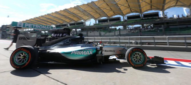 Lewis Hamilton supera los problemas y lidera la segunda sesión de entrenamientos libres en Sepang