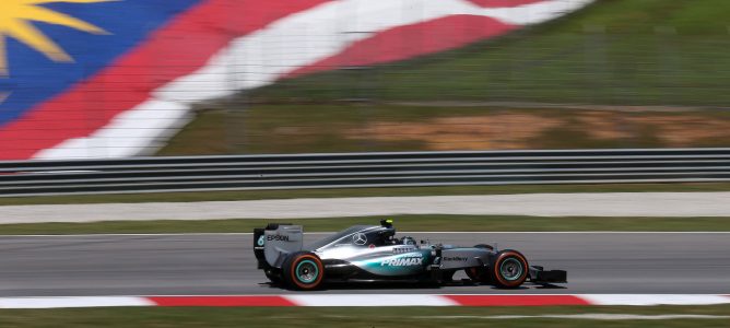 Nico Rosberg lidera con Ferrari y Williams luchando a medio segundo en los Libres 3 del GP de Malasia 2015