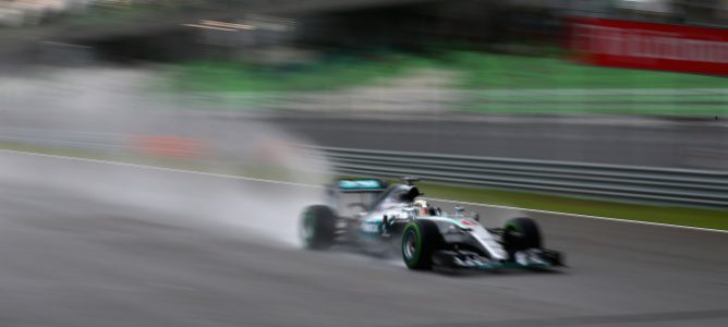 Lewis Hamilton consigue una pole bajo la lluvia en el Gran Premio de Malasia