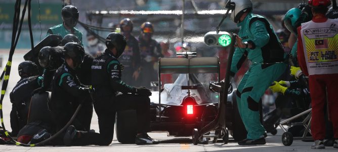 Lewis Hamilton: "Los medios fueron mucho mejor, me sorprendió cuando volvimos a los duros"