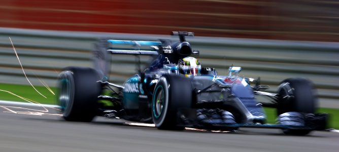 Lewis Hamilton encabeza bajo la presión de Ferrari los Libres 3 del GP de Baréin 2015