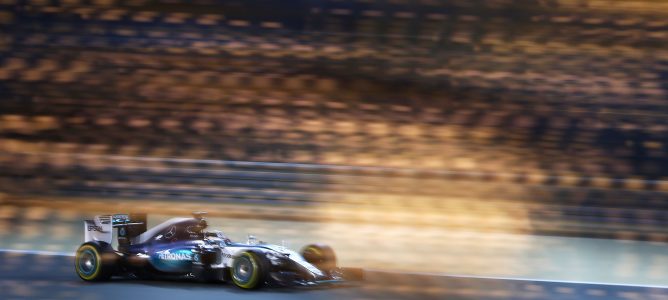 Lewis Hamilton se hace con una luchada pole bajo la oscura noche del GP de Baréin 2015