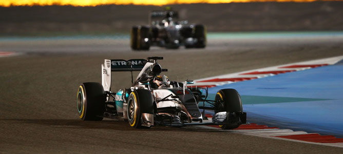 Lewis Hamilton contento con la victoria en Baréin: "Ferrari nos está presionando muy duro"