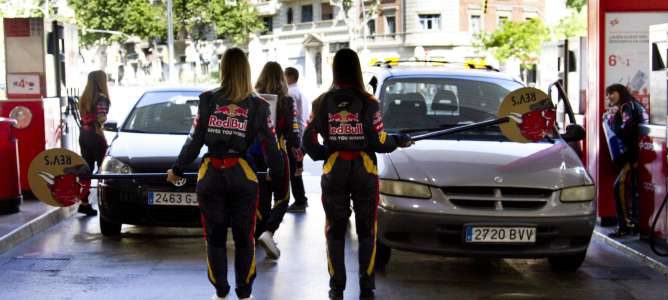 Toro Rosso sorprende a los clientes de una gasolinera Cepsa en Barcelona