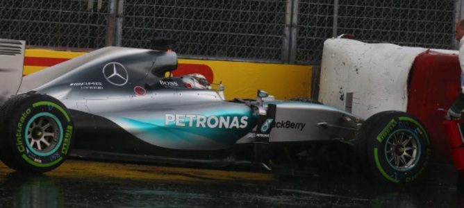 Lewis Hamilton lidera también los L2 y lo celebra estrellándose contra las protecciones