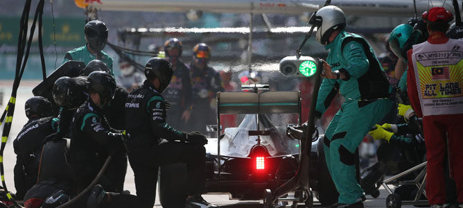 Mercedes es el equipo más rápido en los 'pit-stops'