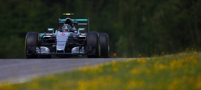 Nico Rosberg: "Los Ferrari tienen un ritmo de carrera muy impresionante"