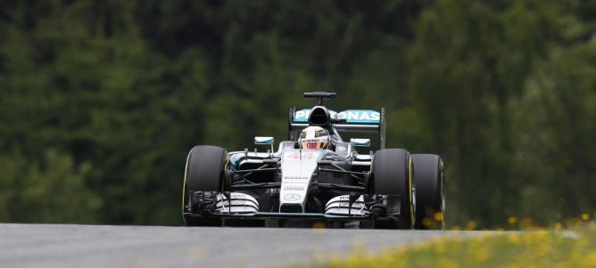 Lewis Hamilton logra la pole en el GP de Austria 2015 a pesar de terminar fuera de pista
