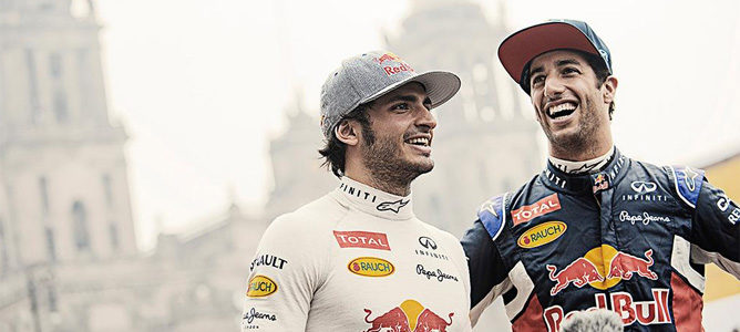 Carlos Sainz y Daniel Ricciardo protagonizan en México una exhibición de F1 con el RB7