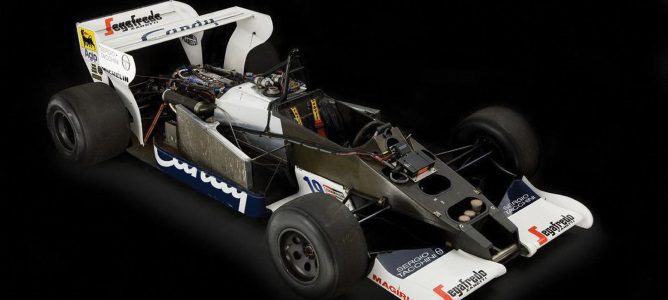 Sale a subasta por un millón de libras el primer coche de F1 que pilotó Ayrton Senna