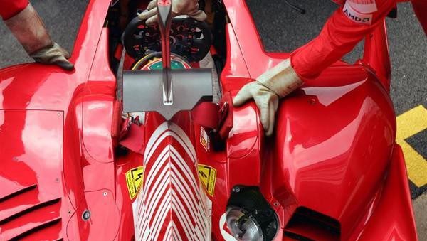 Vettel primero a los mandos del Red Bull