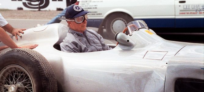 Exhuman el cadáver de Juan Manuel Fangio para realizar una prueba de paternidad