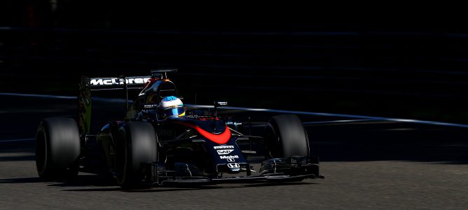 Quince posiciones más de sanción para Alonso y Button por cambios en la unidad de potencia