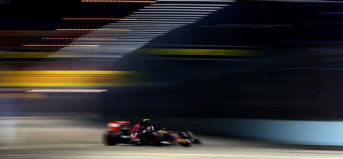 Carlos Sainz: "Toqué el muro en la curva 5 y tuve un pinchazo"