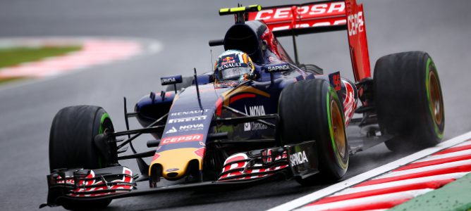 Carlos Sainz lidera los Libres 1 del GP de Japón 2015 bajo la lluvia