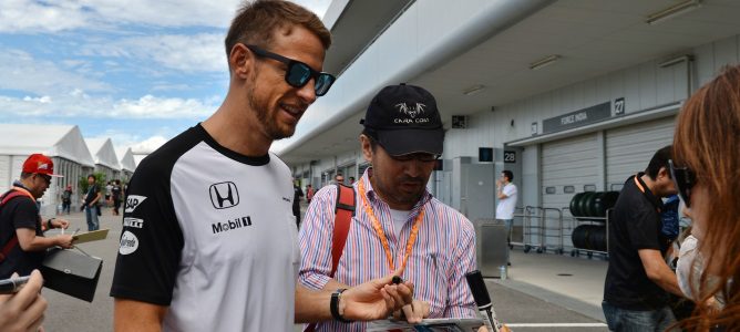 Jenson Button se muestra en contra de que los equipos implanten un tercer coche
