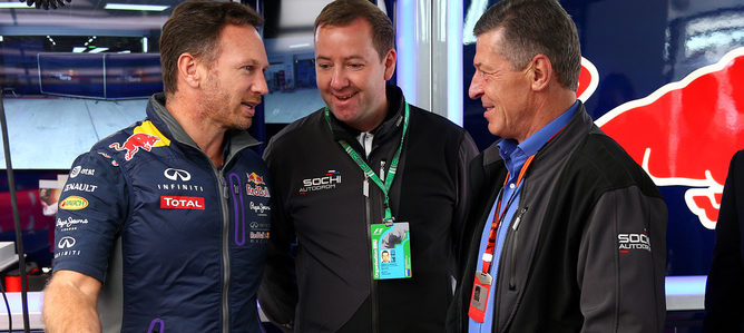 Christian Horner insiste en que Mercedes y Ferrari temen suministrarles motores para 2016