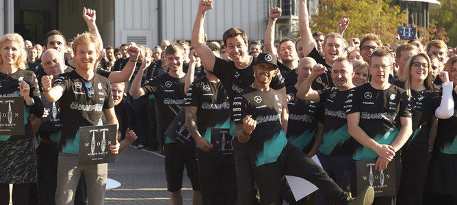 Mercedes celebra y brinda por su aplastante triunfo en el Mundial de Constructores 2015
