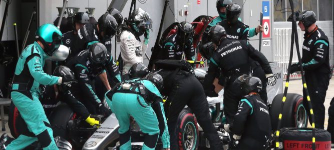Un resorte roto del acelerador provocó el abandono de Nico Rosberg
