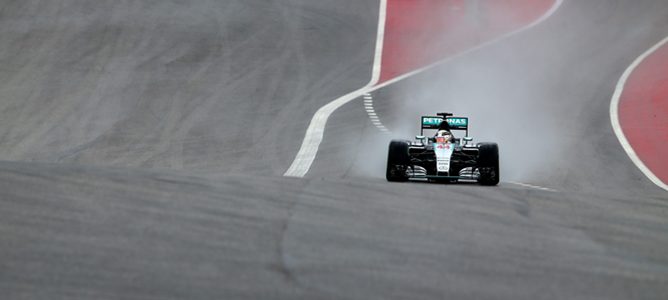 Bailando bajo la lluvia. Lewis Hamilton marca el mejor tiempo que le puede dar la pole position