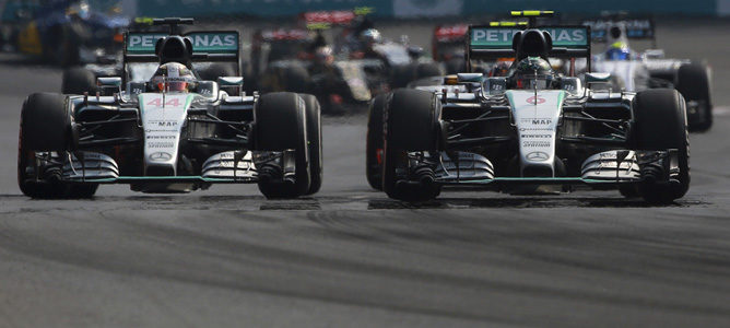 Jacques Villeneuve: "Hamilton está empezando ya con los juegos mentales para 2016"