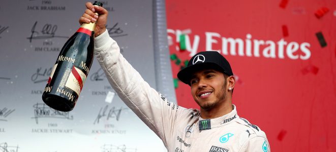 El campeon de Fórmula 1, Lewis Hamilton, se ve envuelto en un accidente de coche