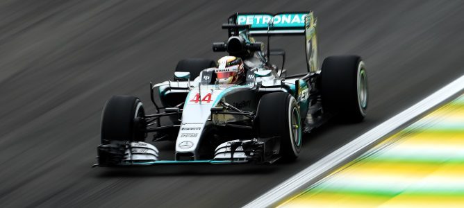 Lewis Hamilton lidera unos sosos Libres 1 en el Gran Premio de Brasil 2015