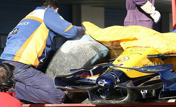 Buemi vuelve a ser el más rápido en Jerez. Fernando Alonso se estrena contra el muro