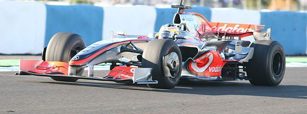 Buemi vuelve a ser el más rápido en Jerez. Fernando Alonso se estrena contra el muro