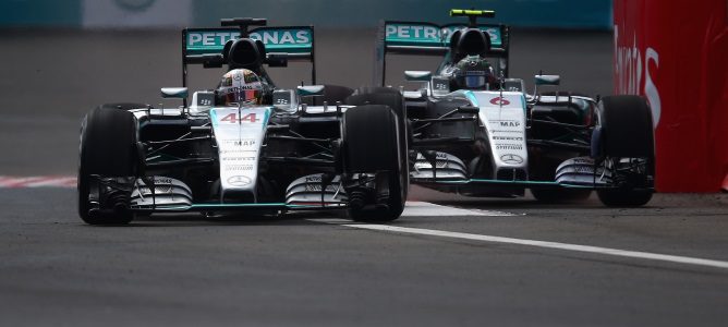 Lewis Hamilton y Nico Rosberg difieren en cuanto a la mejoría del rendimiento del alemán