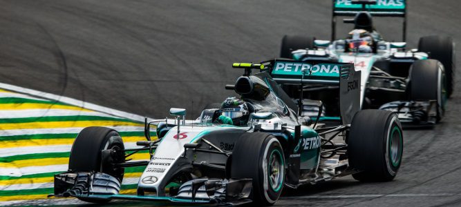 Mika Hakkinen cree que Lewis Hamilton no gana porque no le hace falta