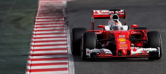 Sebastian Vettel termina liderando un intenso primer día de test en Barcelona