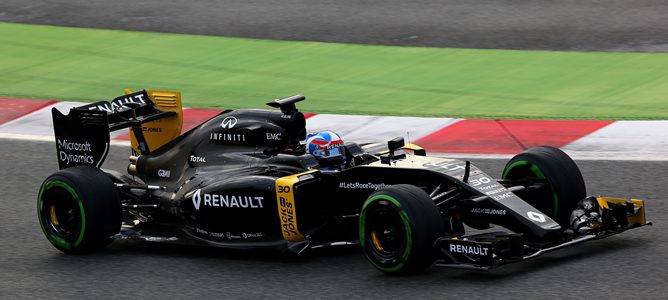 Renault consigue hacer sus primeros kilómetros en pista entre problemas