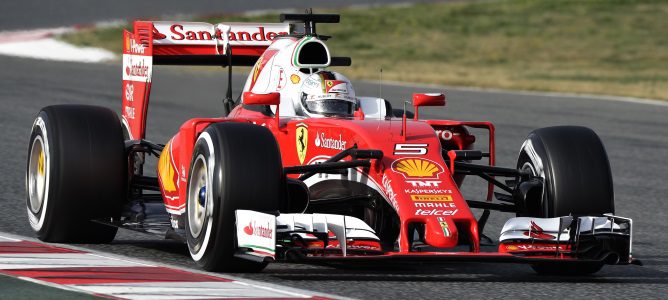 Sebastian Vettel estrena el ultrablando y lidera la segunda mañana de test en Barcelona