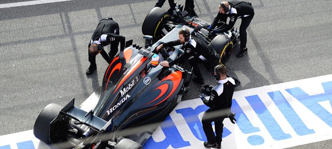 Fernando Alonso se queda en el box por problemas de fiabilidad en su McLaren