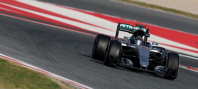 Nico Rosberg vuela sobre el trazado catalán la mañana en la que se han reanudado los test