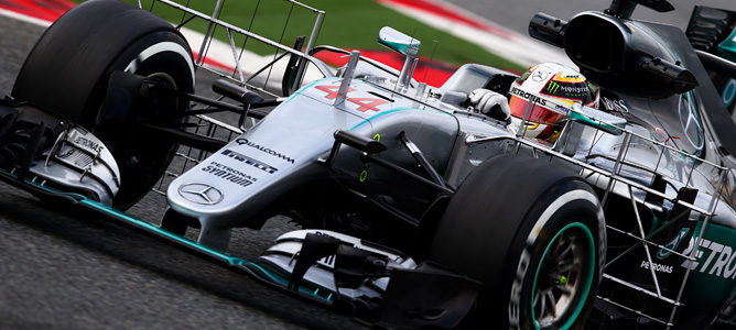 Lewis Hamilton domina la mañana de la sexta jornada de test de pretemporada en Barcelona